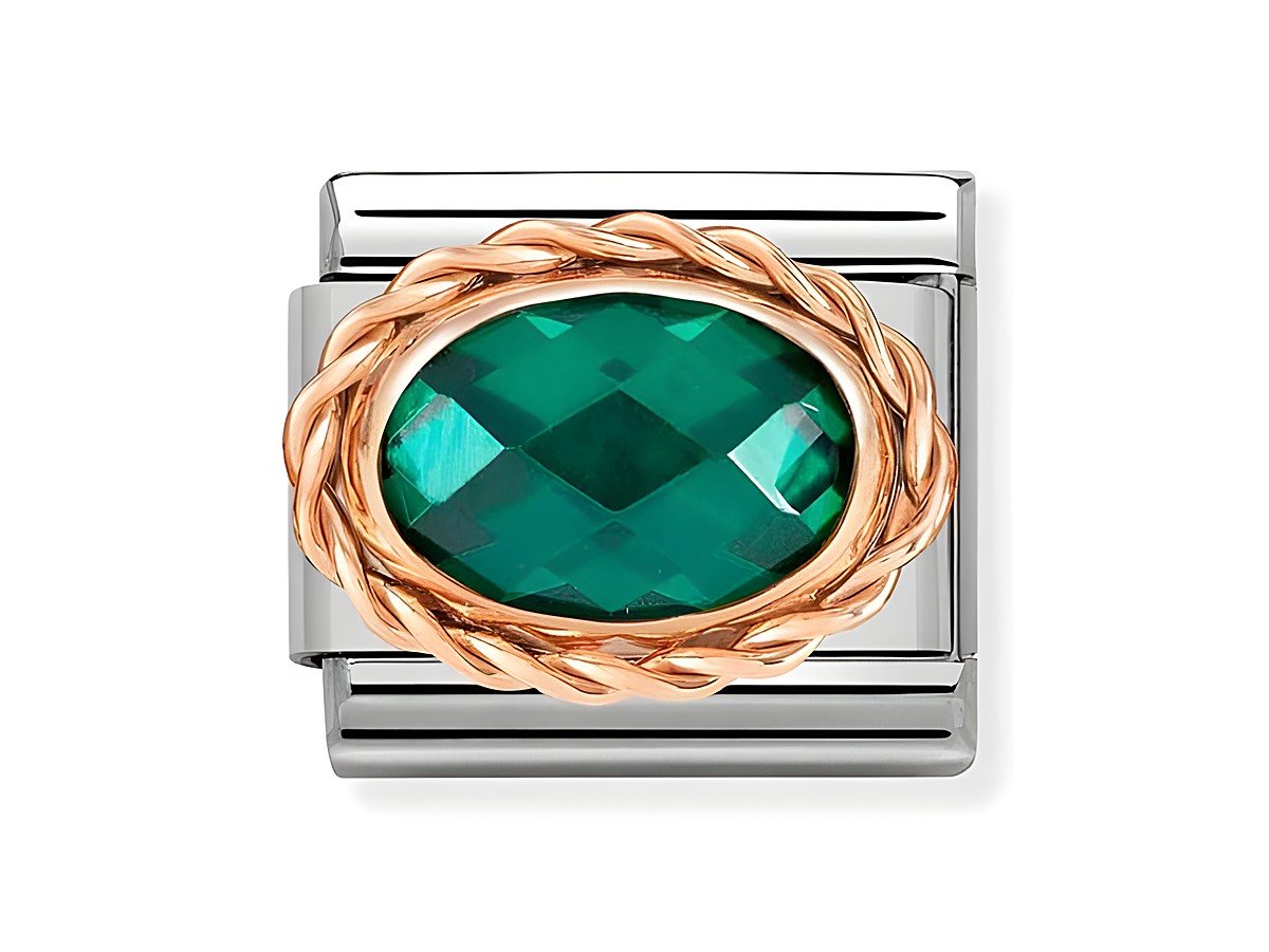 Edelstahl Charm in Roségold mit einem großen, facettierten Zirkonia in Smaragdgrün, umgeben von einer geflochtenen Roségoldfassung, elegant und modisch.