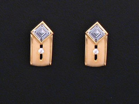 Elegante goldene Ohrringe aus 585er Gold mit Erinit und Zirkonia, gefertigt vom Juwelier Harnisch, funkeln durch ihre besonderen Steine und verleihen jedem Outfit einen hochwertigen Akzent.
