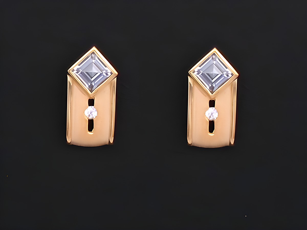 Elegante goldene Ohrringe aus 585er Gold mit Erinit und Zirkonia, gefertigt vom Juwelier Harnisch, funkeln durch ihre besonderen Steine und verleihen jedem Outfit einen hochwertigen Akzent.