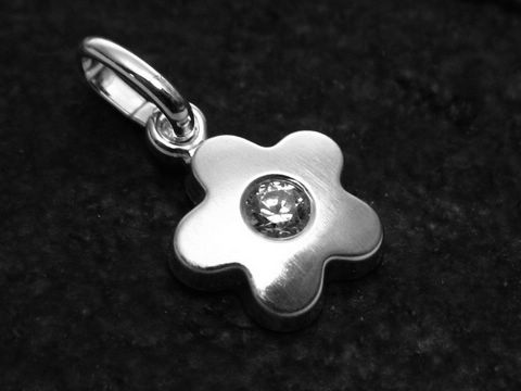 Blümchen mattierter Sterling Silber Anhänger mit Zirkonia, hergestellt von Juwelier Harnisch. Der Anhänger hat eine blumenförmige Gestaltung und ist mittig mit einem glitzernden Zirkonia verziert.