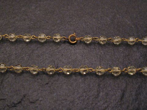 Kette mit gelben Strass aus 54 cm langem, 6x6 mm breitem Material, Hersteller Juwelier Harnisch, Schmuckstück mit einem eleganten Design und funkelnden Steinen.