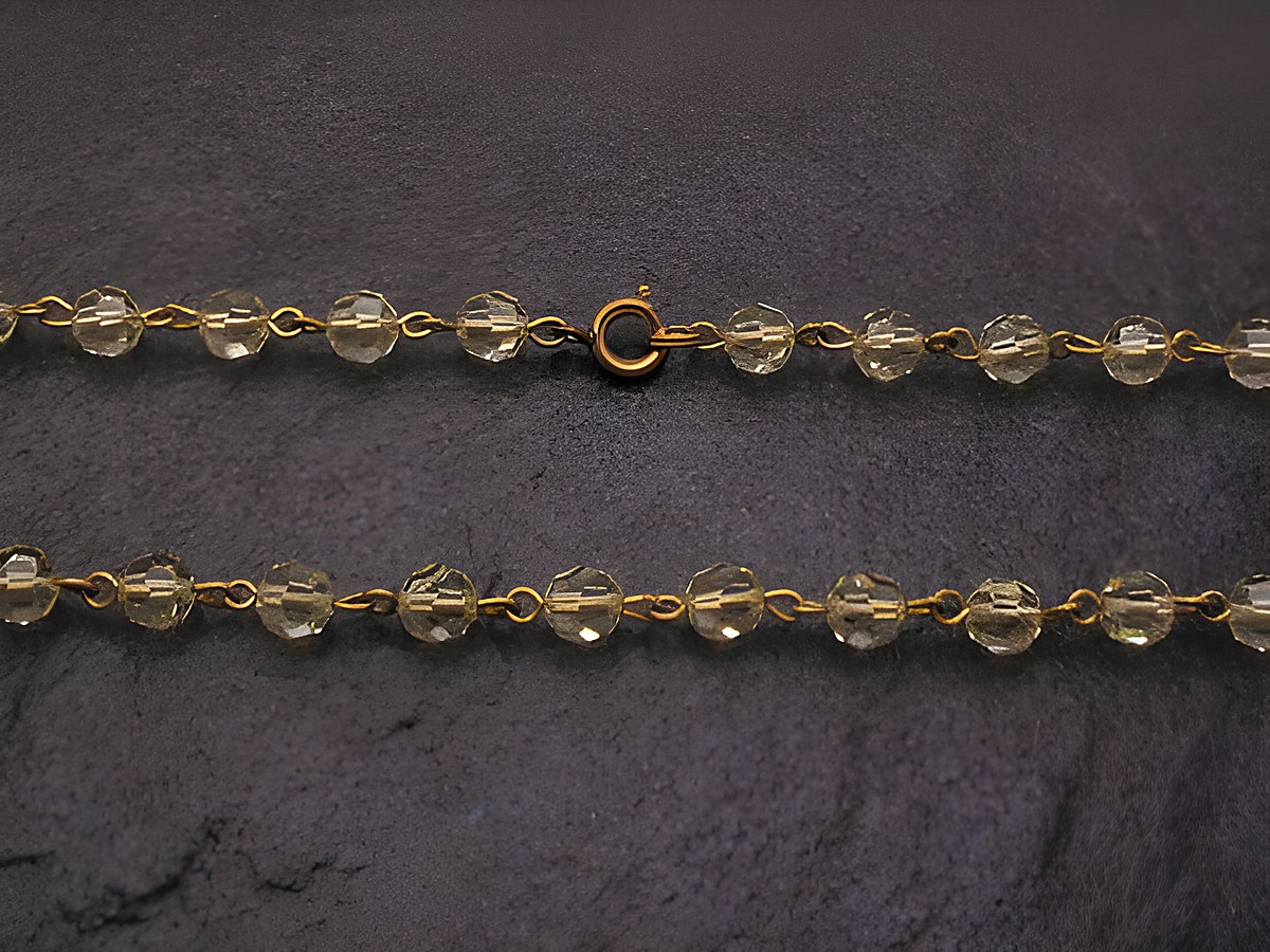 Kette mit gelben Strass aus 54 cm langem, 6x6 mm breitem Material, Hersteller Juwelier Harnisch, Schmuckstück mit einem eleganten Design und funkelnden Steinen.