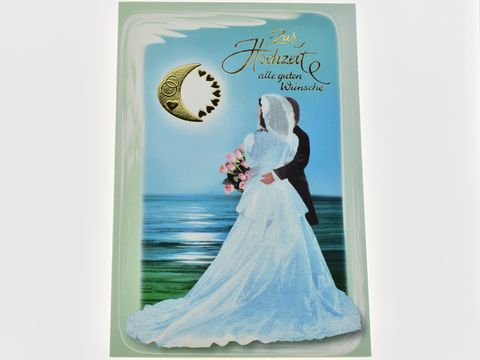 Hochzeitskarte mit einem Brautpaar am Meer. Die Braut trägt ein elegantes, langes weißes Kleid und hält einen Blumenstrauß. Im Hintergrund glänzt das Wasser, eine goldene Mondsichel ziert die Karte.