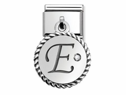Silberner Buchstabe E von Nomination in CHARMS LETTERS Design mit einem kleinen Kristall, umgeben von einer geflochtenen Kante, ideal für personalisierte Schmuckstücke.