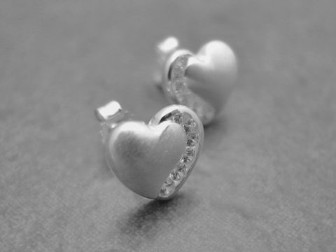 Ohrringe in Herzform aus Sterling Silber mit weißen Zirkonia, romantisches Design von Juwelier Harnisch, perfekt für besondere Anlässe.