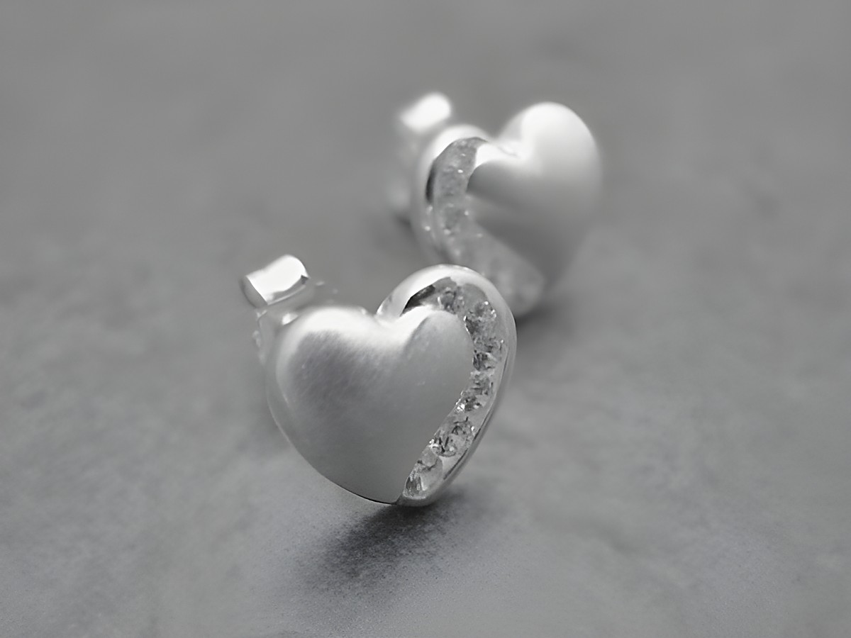 Ohrringe in Herzform aus Sterling Silber mit weißen Zirkonia, romantisches Design von Juwelier Harnisch, perfekt für besondere Anlässe.