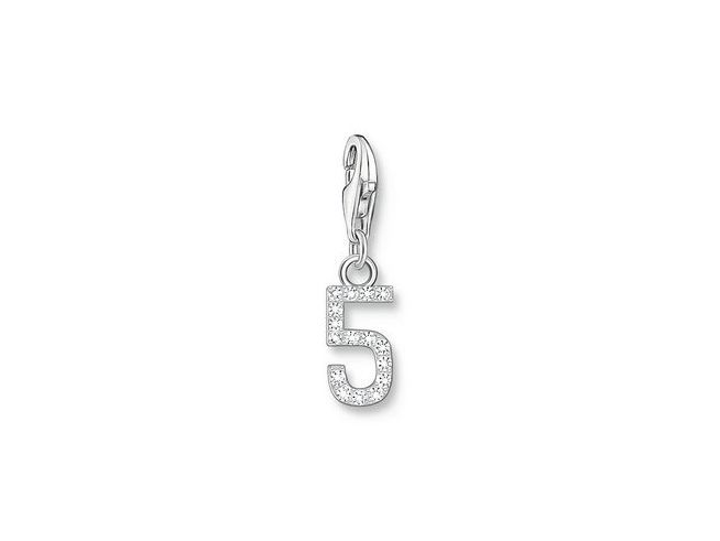 Charm-Anhänger in Silber mit der Zahl fünf, verziert mit funkelndem Zirkonia, hergestellt von Thomas Sabo, Teil der Neuheiten.
