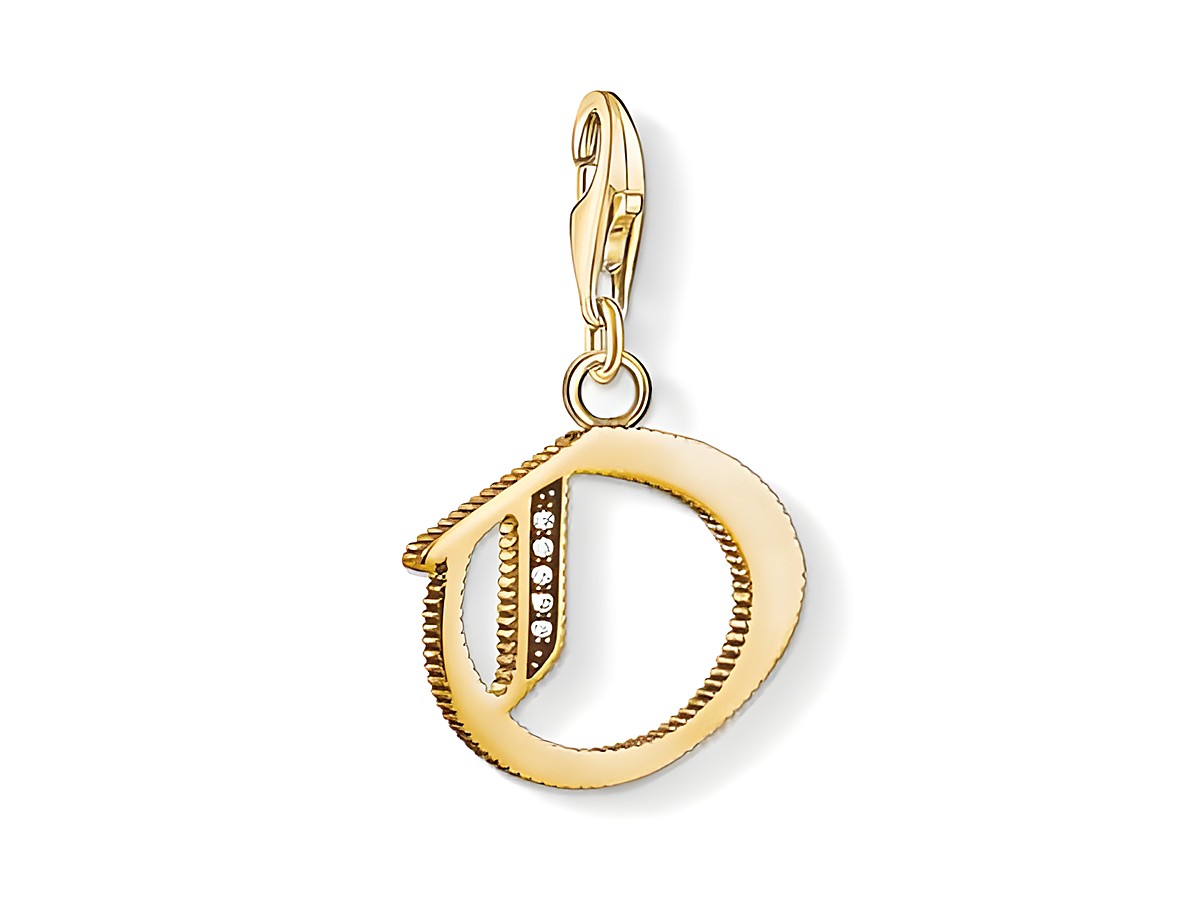 Charm-Anhänger von Thomas Sabo in vergoldet mit dem Buchstaben O, dekoriert mit feinen Details und einem praktischen Karabinerhaken zum Befestigen an Schmuckstücken.