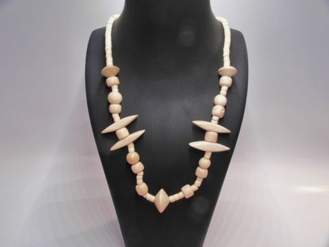 Holzkette aus naturbraunen 20 mm Holzperlen in verschiedenen Formen, 60 cm lang, gefertigt von Juwelier Harnisch, ideal als eleganter Holz Schmuck.