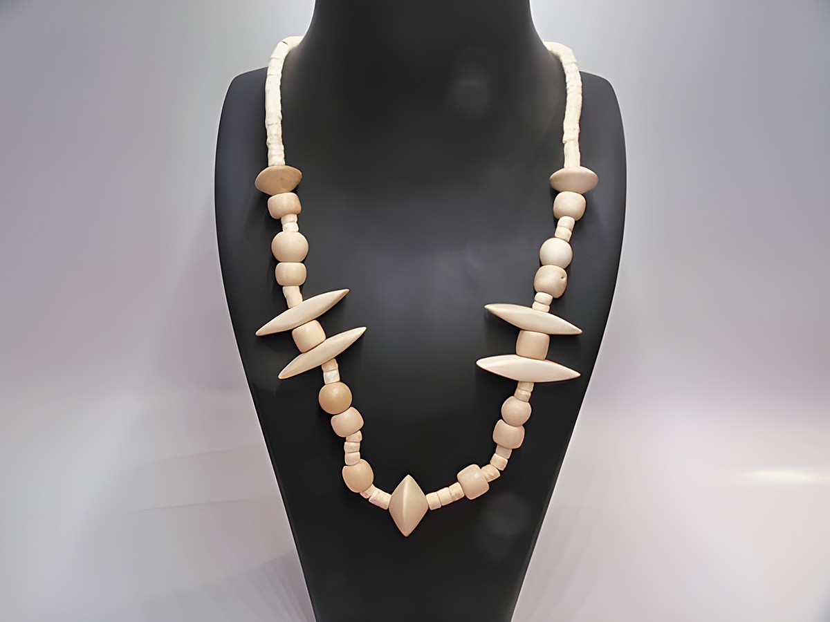 Holzkette aus naturbraunen 20 mm Holzperlen in verschiedenen Formen, 60 cm lang, gefertigt von Juwelier Harnisch, ideal als eleganter Holz Schmuck.