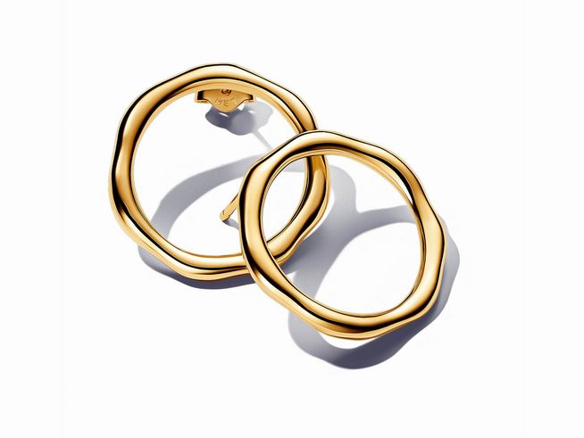 Zwei organisch geformte Kreis Ohrringe aus gelbgold vergoldetem Material, stilvoll und modern gestaltet, ideal für eleganten Schmuck.