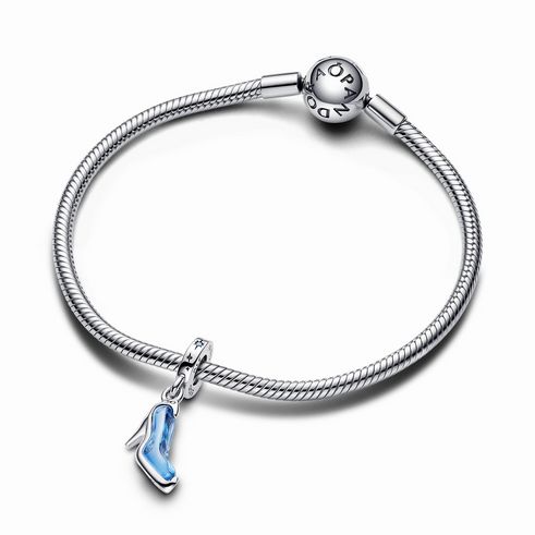 Pandora Charm-Anhänger in Form eines blauen Glasschuhs aus Sterling Silber mit Zirkonia, ideal für besondere Anlässe wie Hochzeiten, auf einem Armband präsentiert.