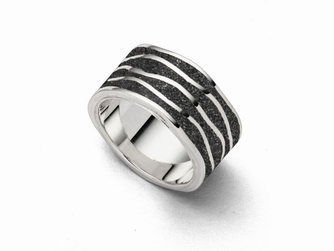 DUR Ring mit Strandwellen-Design aus Lavasand in rhodiniertem Sterling Silber, Größe 54, Modell R4832.54, elegant und modern.