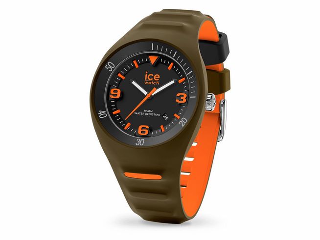 Die Ice Watch P. Leclercq Khaki orange Medium 020886 Grün ist eine sportliche Uhr mit einem schwarzen Zifferblatt, orangefarbenen Akzenten und einem robusten, khakifarbenen Silikonarmband.