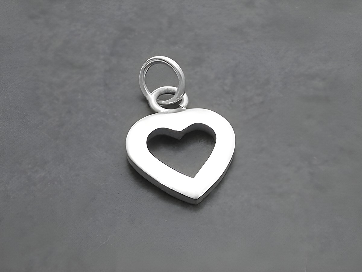 Herzförmiger, polierter und schlichter Anhänger aus Sterling Silber, flach, Hersteller Juwelier Harnisch. Ideal für persönliche Schmuckstücke oder Geschenke.
