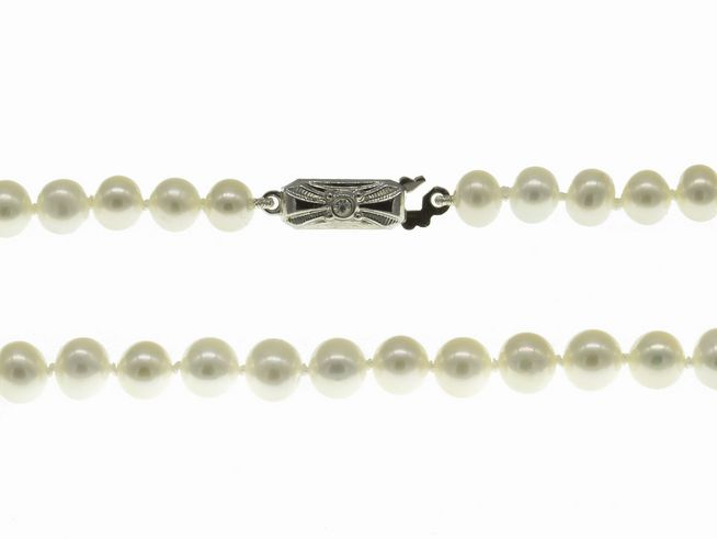 Perlenkette aus Süßwasser-Zuchtperlen mit einem Durchmesser von 5-5,5 mm in Weiß, 45 cm lang, verziert mit einem Silberverschluss, klassisch hergestellt von Juwelier Harnisch.