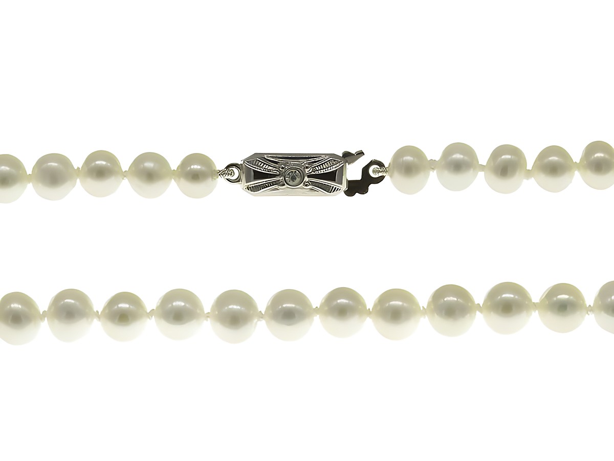 Perlenkette aus Süßwasser-Zuchtperlen mit einem Durchmesser von 5-5,5 mm in Weiß, 45 cm lang, verziert mit einem Silberverschluss, klassisch hergestellt von Juwelier Harnisch.