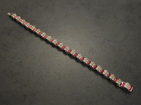 Strass Armband in rot, 17,5 cm, silberfarben, charmant, Hersteller: Juwelier Harnisch, geeignet für besondere Anlässe und stilvolles Tragen, perfekt als Geschenk oder eigene Bereicherung.