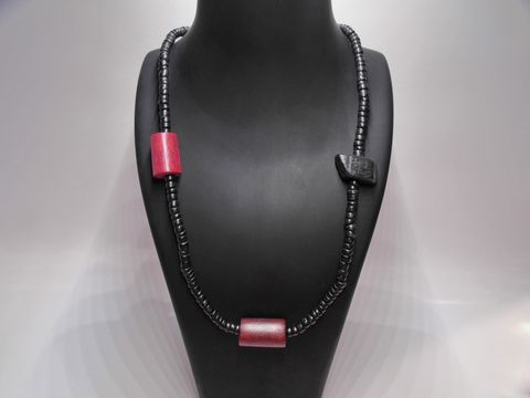 Bunte Holzkette mit einer Länge von 90 cm und einem Durchmesser von 25 mm, gefertigt aus verschiedenen Holzstücken, angeboten von Juwelier Harnisch.