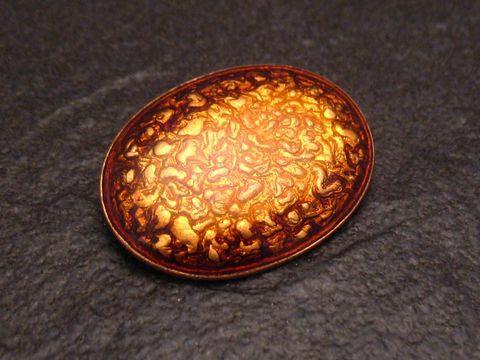 FANCY braun-gelbe Emaille Brosche, vergoldet, vintage Design, Hersteller Juwelier Harnisch, ovaler Körper mit einzigartigem Muster, ideal als stilvolles Accessoire.