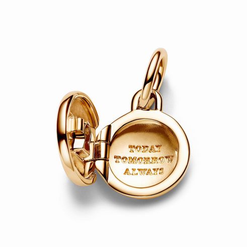 Auf dem Bild ist ein aufklappbares Liebesmedaillon Charm-Anhänger von Pandora zu sehen, gefertigt aus vergoldetem Material. Innen sind die Worte TODAY, TOMORROW, ALWAYS eingraviert.