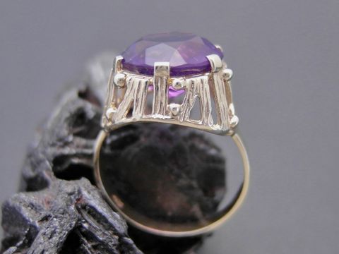 Goldring bewundernswert Gr. 56 mit Amethyst und Gold 333, Hersteller Juwelier Harnisch, bis Gr. 56/18. Elegantes Schmuckstück mit kunstvoller Fassung.
