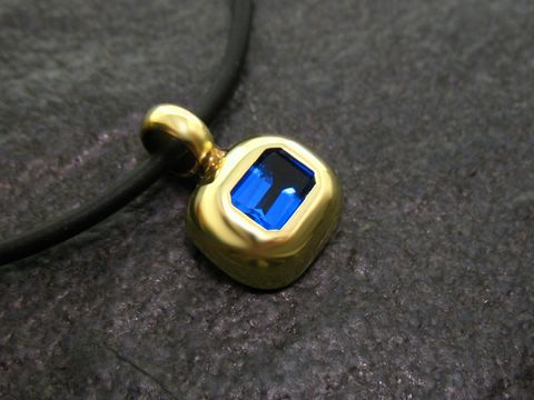 Goldanhänger mit synthetischem Spinell in rechteckiger Form, Hersteller Juwelier Harnisch, ideal für stilvolle Schmuckliebhaber.