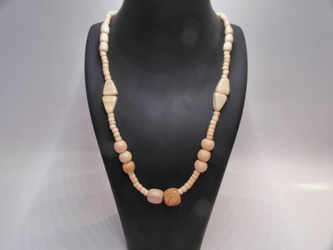 Holzkette in Multiform mit einem Durchmesser von 29 mm, naturbraun, Länge 60 cm, aus Holz, gefertigt von Juwelier Harnisch, idealer Schmuck für einen natürlichen Look.