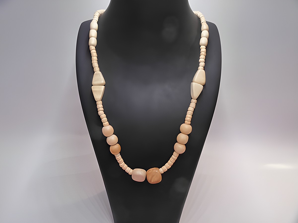 Holzkette in Multiform mit einem Durchmesser von 29 mm, naturbraun, Länge 60 cm, aus Holz, gefertigt von Juwelier Harnisch, idealer Schmuck für einen natürlichen Look.