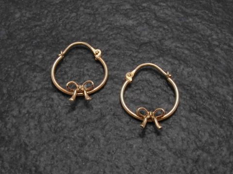 Creole aus Gold mit Schleife als Kinderschmuck, Hersteller Juwelier Harnisch, Durchmesser bis 15 mm. Feine Verarbeitung und elegantes Design, ideal für kleine Ohrlöcher.