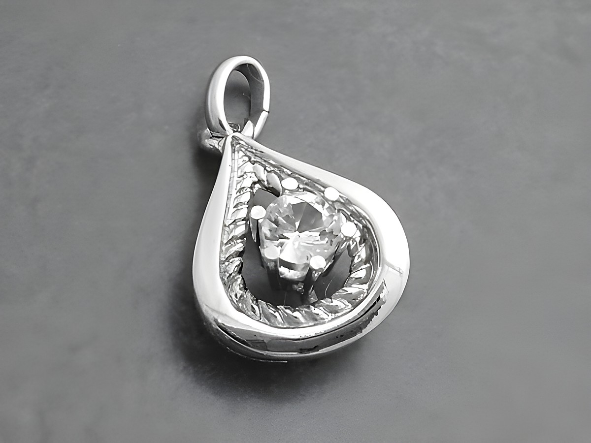 Eleganter Tropfen Anhänger aus rhodiniertem Silber mit Zirkonia, gefertigt vom Juwelier Harnisch. Der Anhänger zeigt eine kunstvolle Gestaltung und funkelnde Details.