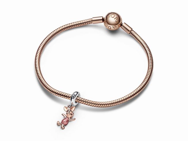 Charm-Anhänger von Pandora im Design von Disney mit dem Motiv Ferkel aus Winnie Puuh, gefertigt aus 585 Roségoldvergoldung und mehrfarbigen Elementen, passend für Armbänder.