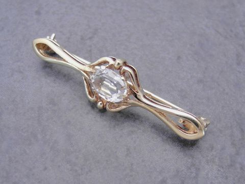 Gold auf Silber Brosche mit vornehmer Gestaltung, verziert mit einem Bergkristall, Hersteller Juwelier Harnisch, elegantes Schmuckstück für besondere Anlässe.
