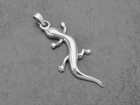 Silber Anhänger in Form einer Eidechse, tierisch designet, hergestellt von Juwelier Harnisch, ideal für Tierliebhaber und als Schmuckstück für jeden Anlass.