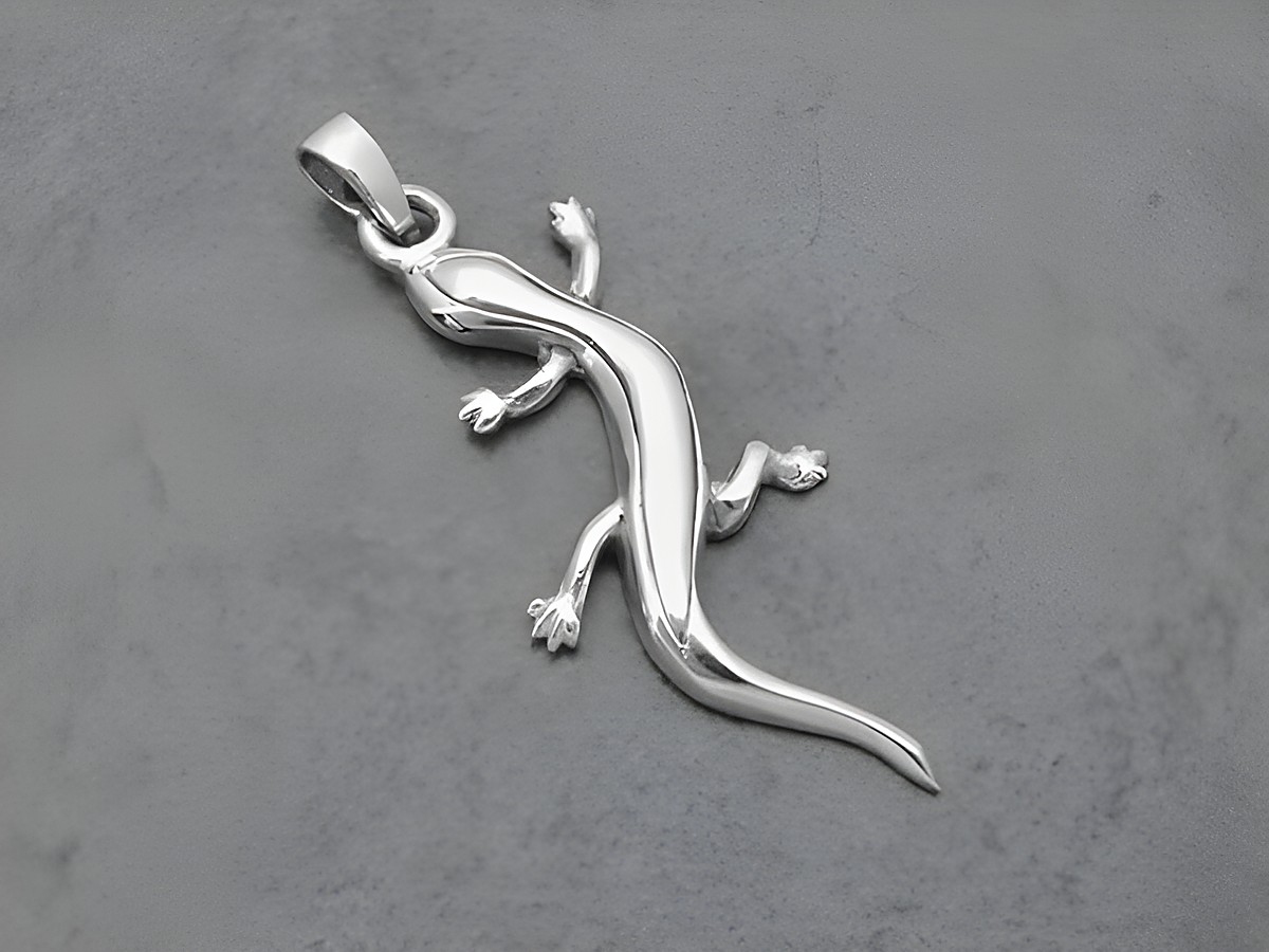 Silber Anhänger in Form einer Eidechse, tierisch designet, hergestellt von Juwelier Harnisch, ideal für Tierliebhaber und als Schmuckstück für jeden Anlass.
