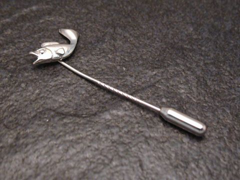 Silber Krawattennadel in Form eines Fisches, Hersteller: Juwelier Harnisch, elegantes Accessoire für Krawatten, ideal für Fischliebhaber und kreative Outfits.