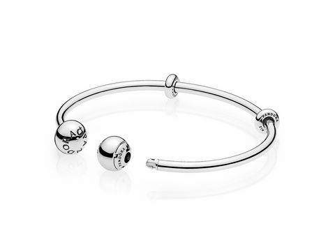 Silberner PANDORA Armreif mit Logo-Kugelverschluss, offen gestaltet, edles und schlichtes Design, perfekt für die Kombination mit verschiedenen Charms.