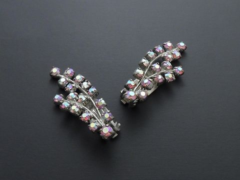 Strass Ohrclips im charmanten Design mit rosa-schimmernden Steinen, gefertigt vom Juwelier Harnisch, bieten einen eleganten Akzent für jede Gelegenheit.
