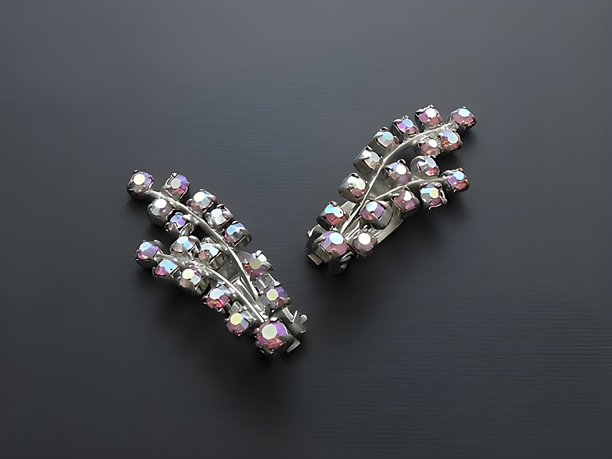 Strass Ohrclips im charmanten Design mit rosa-schimmernden Steinen, gefertigt vom Juwelier Harnisch, bieten einen eleganten Akzent für jede Gelegenheit.