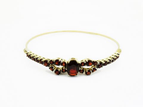 Granat Schmuck Armreifen 18 cm für Damen in Gold mit eleganten Granatsteinen, Hersteller Juwelier Harnisch, hochwertiger Gold Armreifen für stilbewusste Frauen.