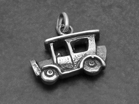 Kleines plastisches Auto aus geschwärztem Silber, Anhänger des Herstellers Juwelier Harnisch, detaillierte Nachbildung eines klassischen Fahrzeugs.