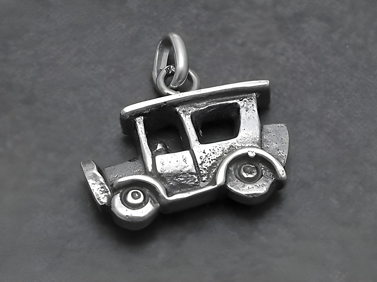 Kleines plastisches Auto aus geschwärztem Silber, Anhänger des Herstellers Juwelier Harnisch, detaillierte Nachbildung eines klassischen Fahrzeugs.