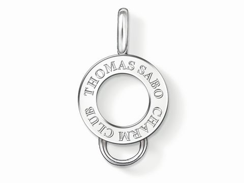 Charm Träger von Thomas Sabo aus Silber, kreisförmig mit eingraviertem Schriftzug Thomas Sabo Charm Club, geeignet für individuelle An-Hänger im modernen Design.
