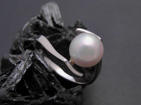 Weißgold Perlen Ring pompös Gr. 58 Zuchtperle 8 mm Weißgold 585 Hersteller Juwelier Harnisch bis Gr. 58/18,5 auf schwarzem Untergrund, elegant und ansprechend präsentiert.