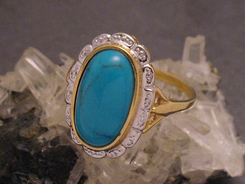 43653-0 Goldring designbetont aus Gold 333 mit Türkis, Größe 52, Hersteller Juwelier Harnisch, bis Größe 52/17, verziert mit detaillierter Umrandung und funkelnden Akzenten.