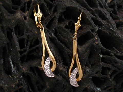 Ohrringe aus Gold in bicolor-Design mit einem Diamanten von 0,01 ct, W/P1. Hersteller: Juwelier Harnisch. Elegante Ohrhänger mit funkelndem Stein.