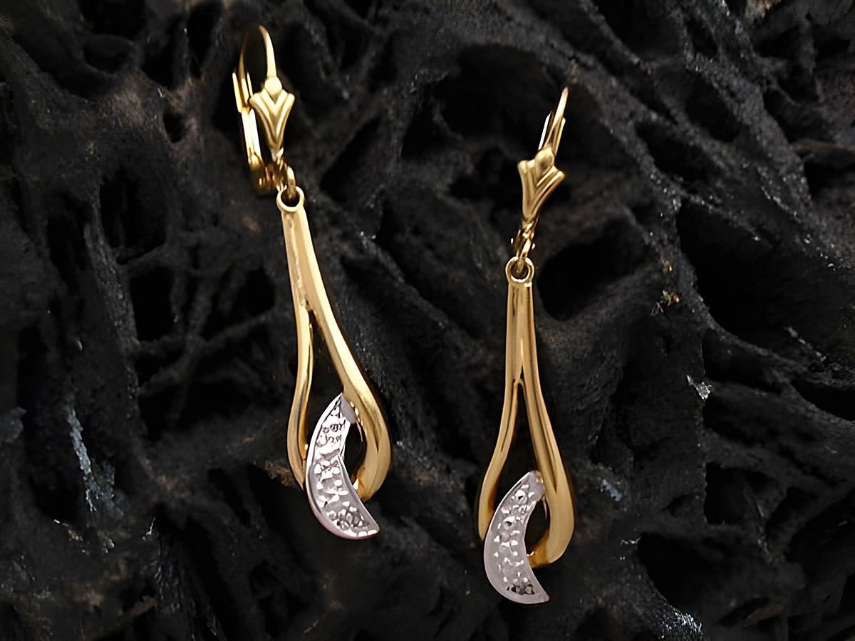 Ohrringe aus Gold in bicolor-Design mit einem Diamanten von 0,01 ct, W/P1. Hersteller: Juwelier Harnisch. Elegante Ohrhänger mit funkelndem Stein.