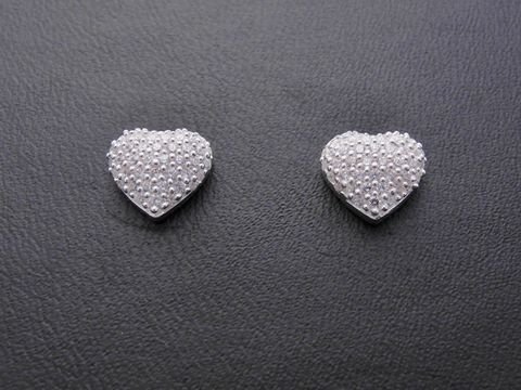 Silber Ohrstecker in Herzform mit funkelnden weißen Zirkonia, romantisch und elegant, hergestellt von Juwelier Harnisch, ideal für besondere Anlässe oder als Geschenk.