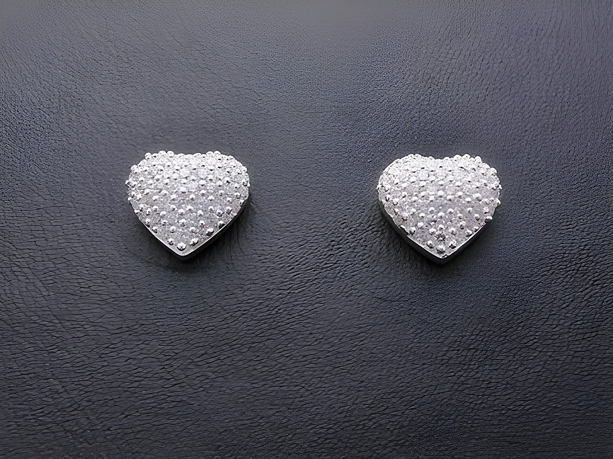 Silber Ohrstecker in Herzform mit funkelnden weißen Zirkonia, romantisch und elegant, hergestellt von Juwelier Harnisch, ideal für besondere Anlässe oder als Geschenk.