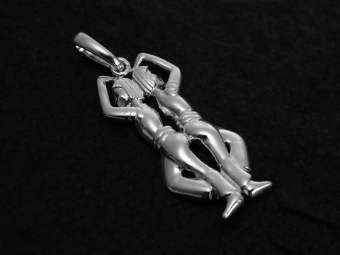Zwilling - Sternzeichen - 925 Sterling Silber - poliert zeigt einen eleganten Anhänger mit Zwillingssymbolen, hergestellt von Juwelier Harnisch, ideal für Sternzeichen-Fans.